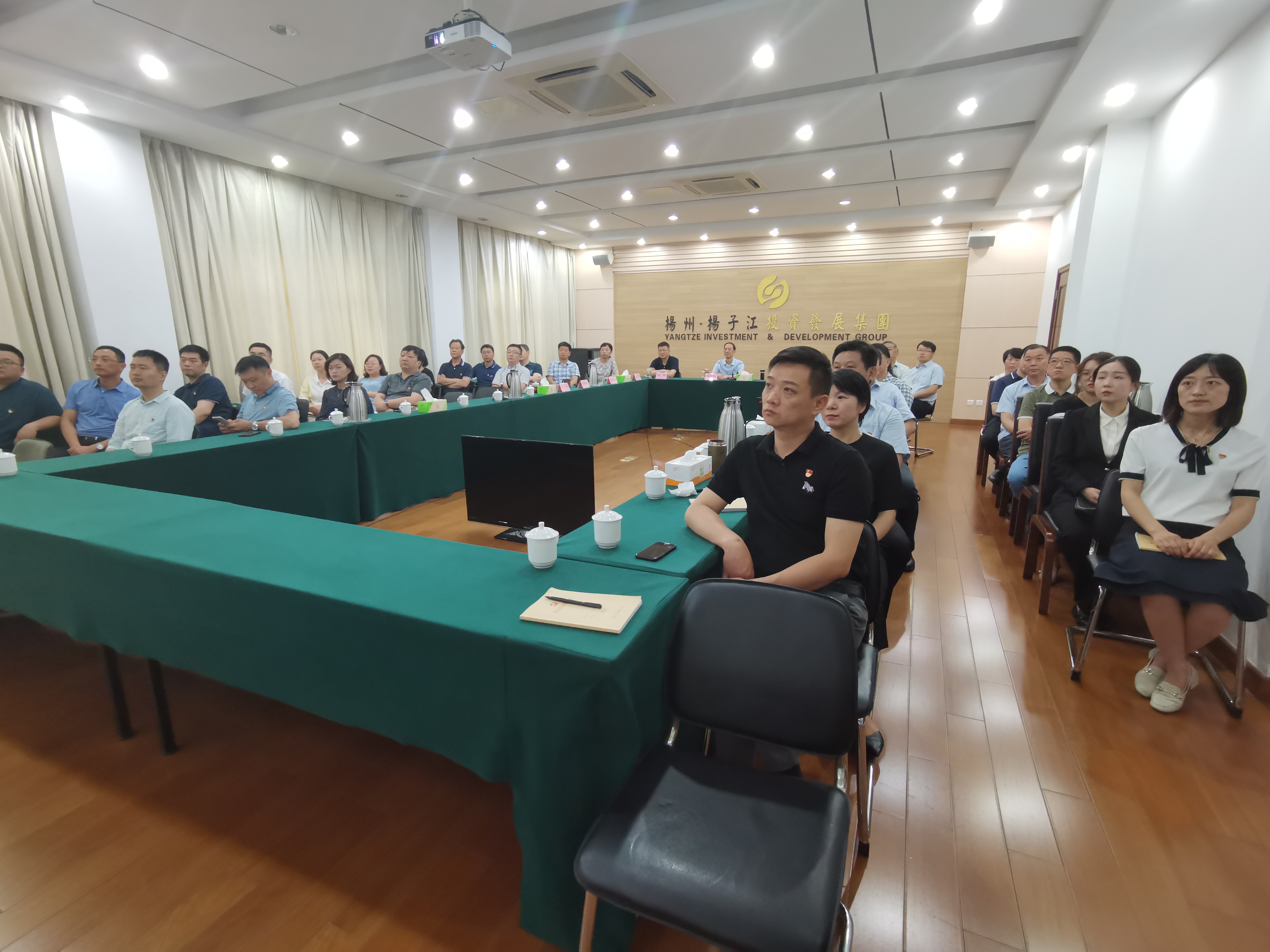 扬子江集团党委理论中心组、全体中层干部、直属支部全体党员收看庆祝共产党成立100周年大会.jpg